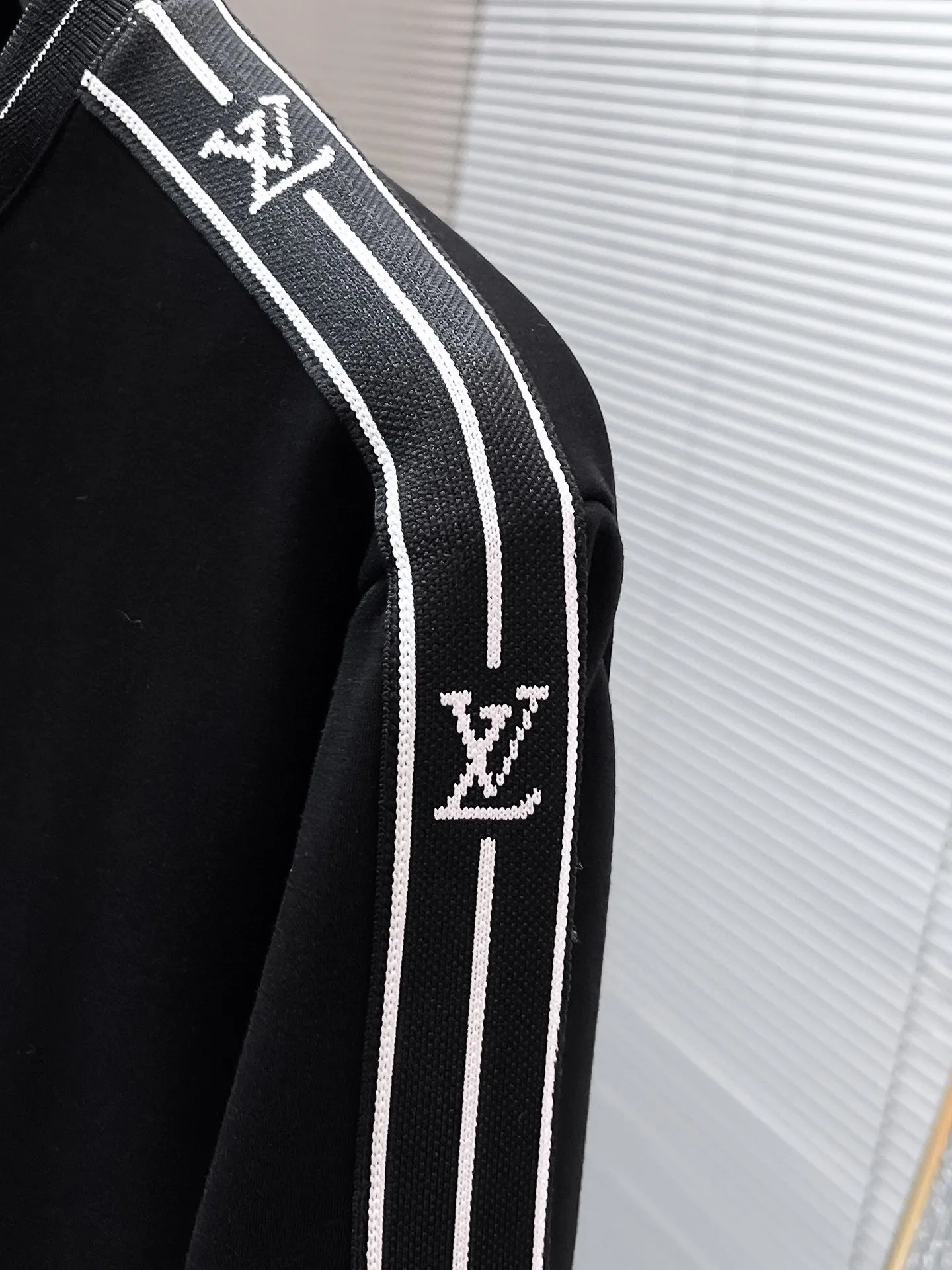 🅿️540 [LV Louis Vuitton] hot-selling suit is coming. Focus on the original version of the official website. 2025 new hot-selling round neck sweatshirt suit. The original order is the best 🇭🇰. It is the meticulous work of top designers for a fitting and perfect upper body effect. All-natural high-quality Tencel Roman cotton 100%, close-fitting comfort, noble and elegant! Original hardware embodies elegance and nobility! Counter size: M-3XL (maximum wear up to 190 pounds)